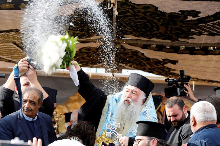 В воду с головой: православный мир отпраздновал Крещение