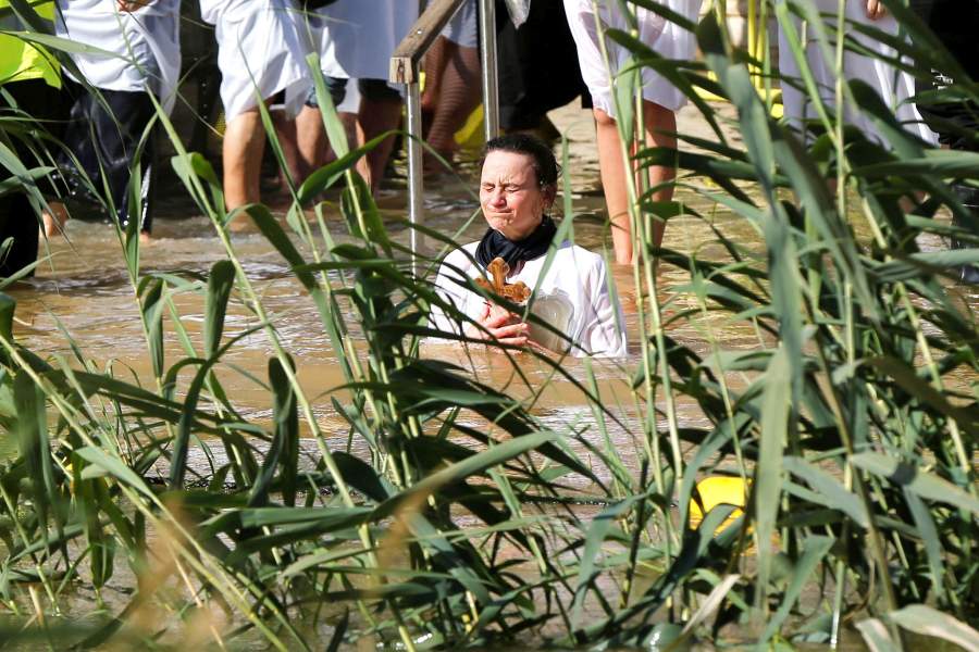 В воду с головой: православный мир отпраздновал Крещение