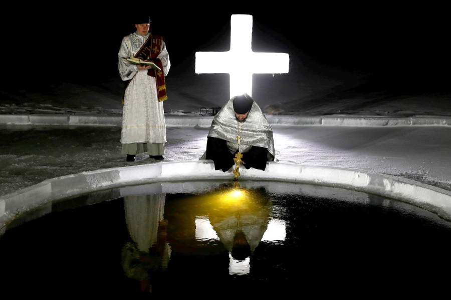 В воду с головой: православный мир отпраздновал Крещение