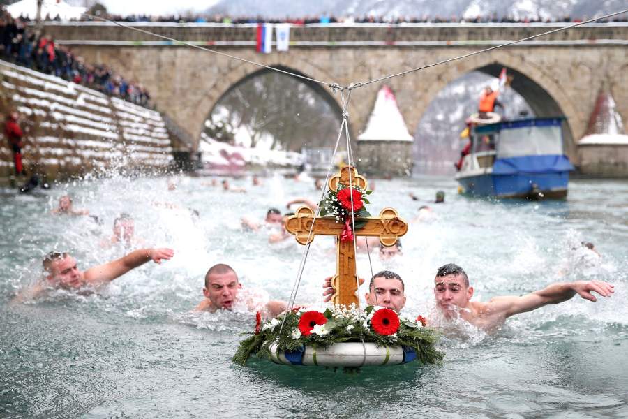 В воду с головой: православный мир отпраздновал Крещение
