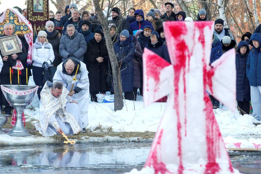 В воду с головой: православный мир отпраздновал Крещение