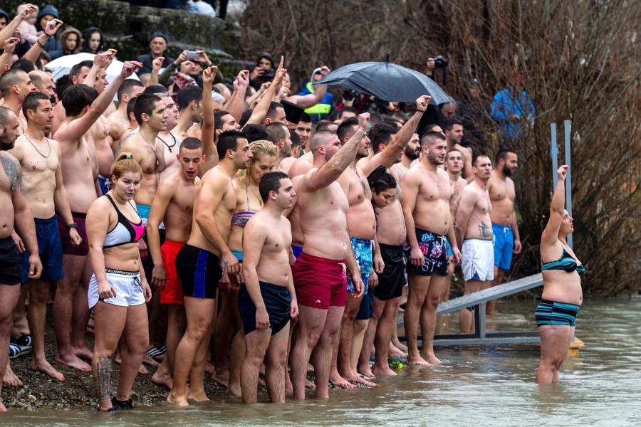В воду с головой: православный мир отпраздновал Крещение