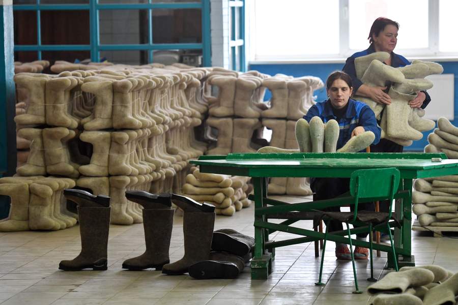 Производство валенок на Смиловичской валяльно-войлочной фабрике в Белоруссии