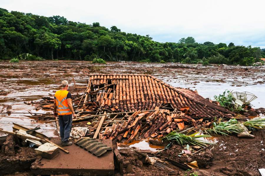 Последствия прорыва дамбы в Бразилии