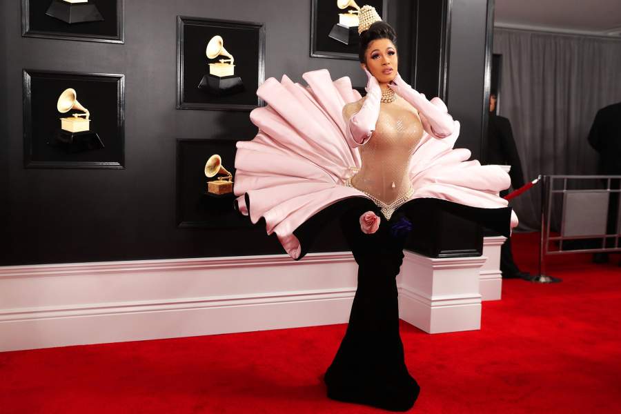 Cardi B прибыла на церемонию в платье, за которое многие зрители сравнили ее с жемчужиной в устрице. Исполнительница получила премию за лучший рэп-альбом. Победу ей принес релиз «Invasion of privacy» 