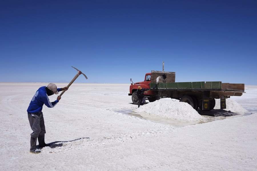 Добыча соли на солончаке Уюни