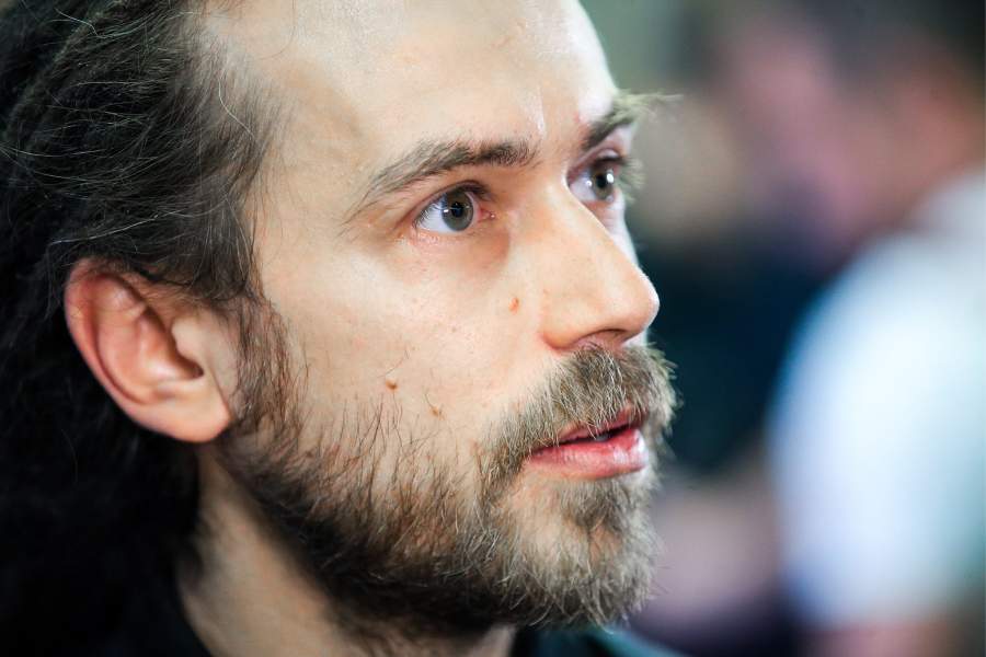 Далеко не последнюю роль в становлении будущей звезды сыграли: отец рэпера — Александр Толмацкий — на тот момент известный музыкальный продюсер, и сосед по общаге в одном из швейарских ВУЗов — сын президента Замбии 
