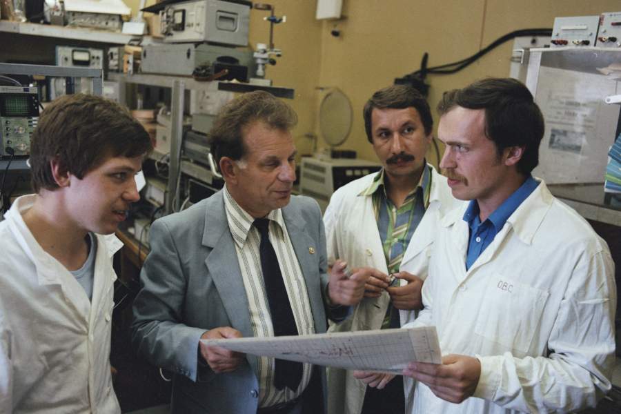 Академик Жорес Иванович Алферов в лаборатории