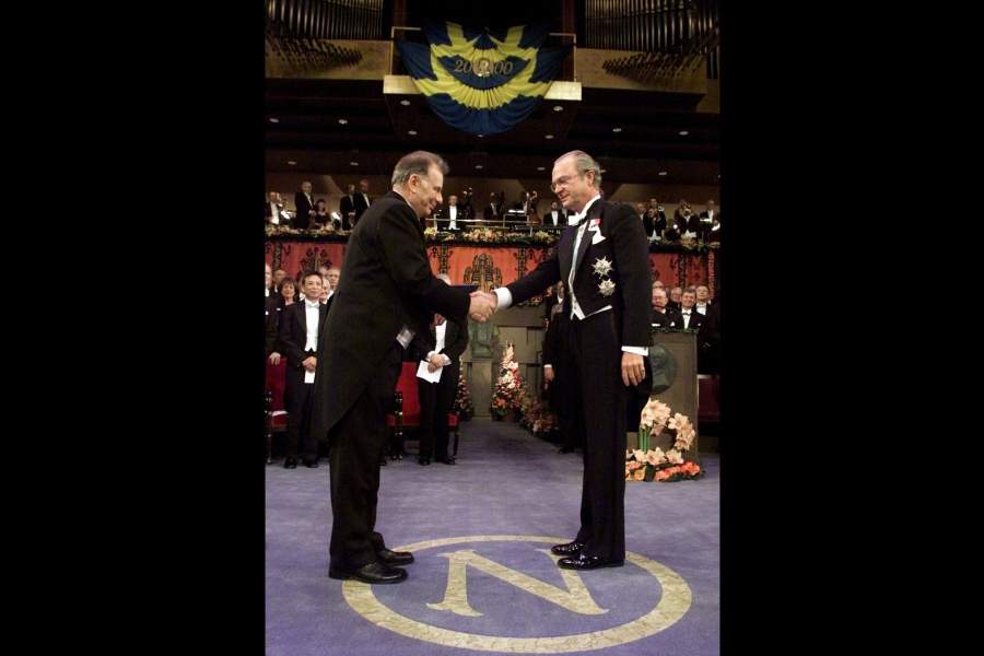 Жорес Алферов на церемонии вручения Нобелевской премии, декабрь 2000 года