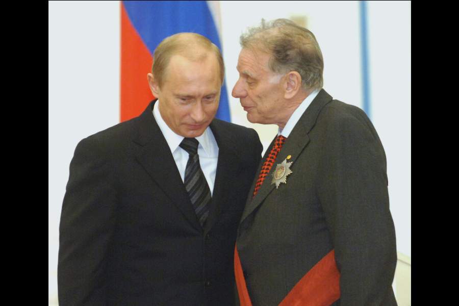Президент РФ Владимир Путин (слева) во время вручения ордена «За заслуги перед Отечеством» I степени академику Жоресу Алферову