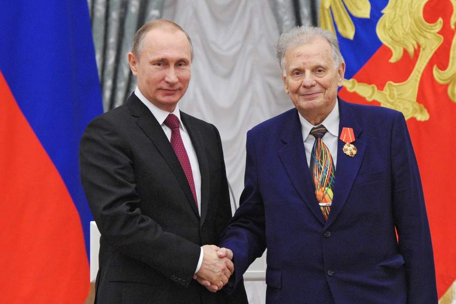 Президент России Владимир Путин (слева) и вице-президент Российской академии наук, ректор Санкт-Петербургского национального исследовательского Академического университета Жорес Алферов во время церемонии вручения государственных наград в Екатерининском зале Кремля