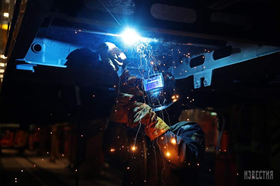 Рабочий в сборочном цехе предприятия «Метровагонмаш» – крупнейшего в стране производителя вагонов метро