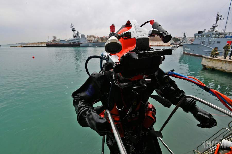 Участник всеармейского конкурса по водолазному многоборью «Глубина» в Севастополе