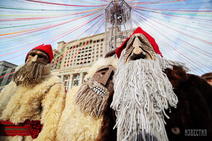 Участники Масленичных гуляний на Манежной площади в Москве