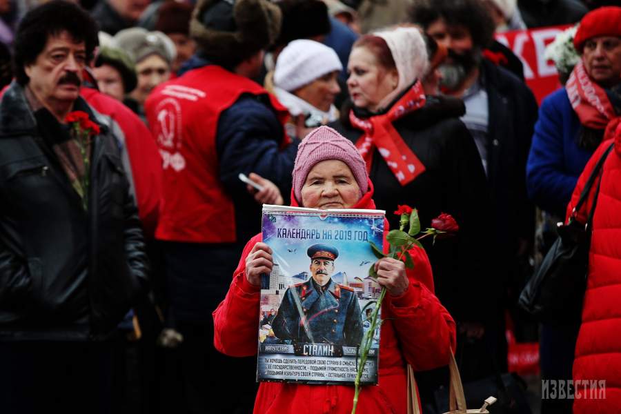 Участники церемонии возложения венков и цветов к месту захоронения Иосифа Виссарионовича Сталина у Кремлевской стены. Акция памяти приурочена к 66-й годовщине со дня смерти И.В. Сталина