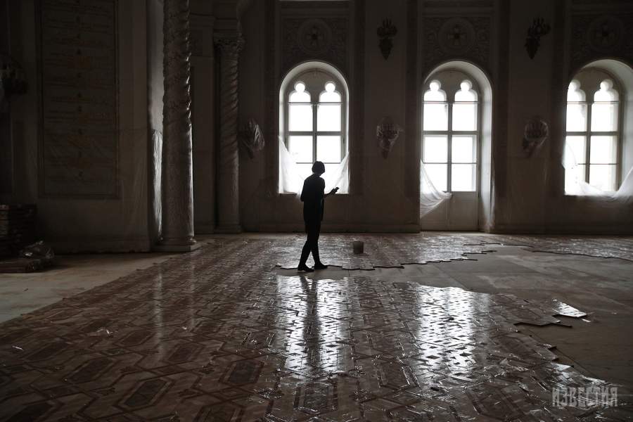 Укладка нового паркета во время реконструкции Георгиевского зала Кремля