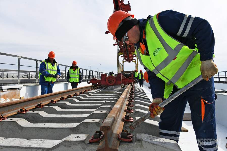 Укладка железнодорожного полотна при строительстве Крымского моста
