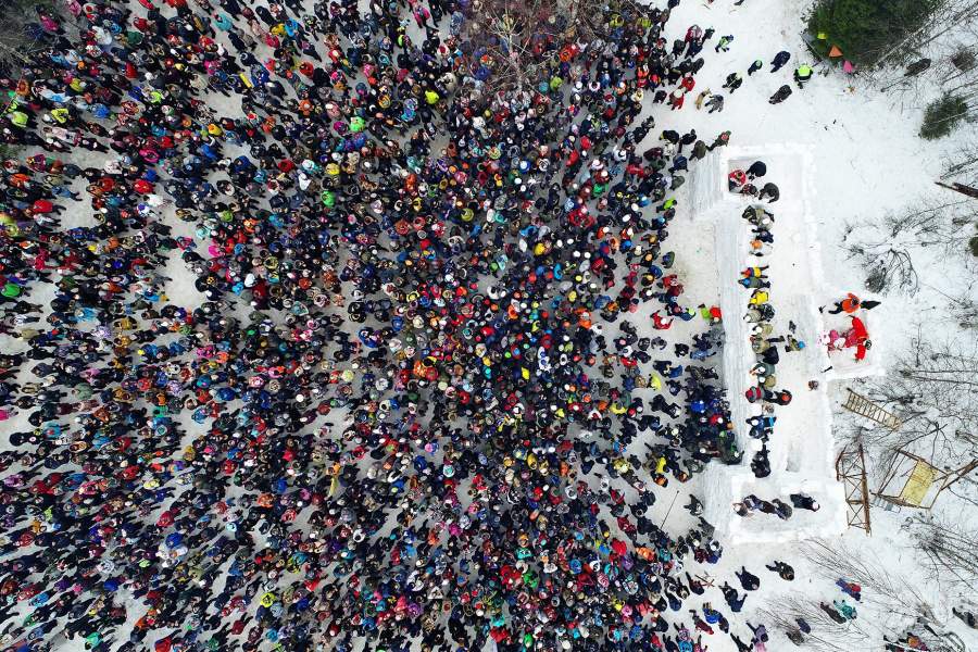 Взятие снежной крепости во время празднования Бакшевской Масленицы в Истринском районе Московской области