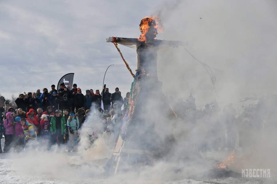 Сжигание чучела во время масленичных гуляний на плато Ай-Петри в Крыму