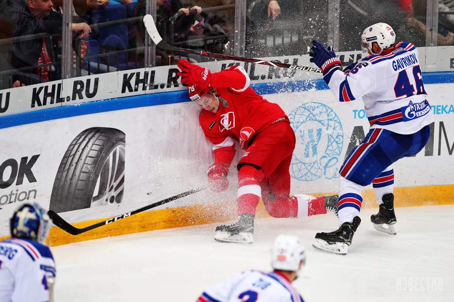 Игроки «Спартака» Глеб Шашков и СКА Владислав Гавриков (слева направо) в матче 1/4 финала плей-офф Кубка Гагарина в Западной конференции КХЛ