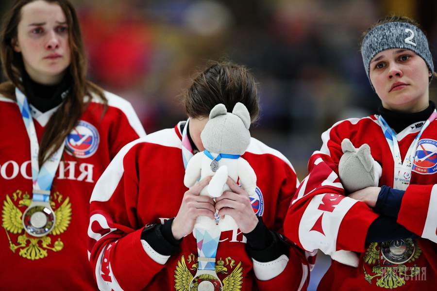 Игроки сборной России, завоевавшие серебряные медали, на церемонии награждения после финального матча по хоккею с мячом среди женщин против сборной Швеции на XXIX Всемирной зимней Универсиаде 2019 в Красноярске