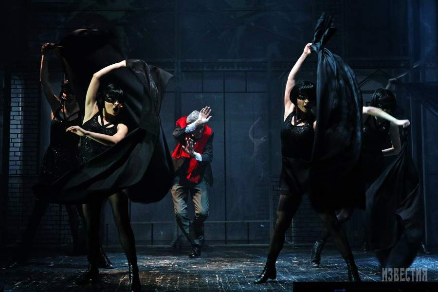 Сцена из мюзикла «Пляшущие человечки» в постановке Марка Розовского на сцене театра «У Никитских ворот» в Москве