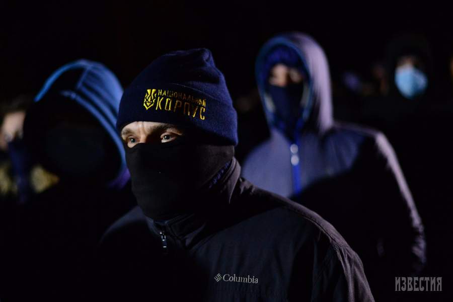 Акция украинских радикалов из «Нацкорпуса» у дома председателя политсовета «Оппозиционной платформы — За жизнь» Виктора Медведчука. Активисты забросали дом петардами и файерами, а на заборе оставили нецензурные надписи