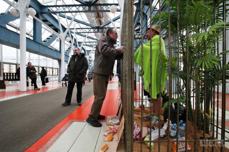 Художник Пахом во время перформанса на мосту Богдана Хмельницкого у Киевского вокзала. Он провел в клетке несколько часов, прося воду у прохожих и доказывая, что в Москве сложнее оставаться человеком, чем в джунглях