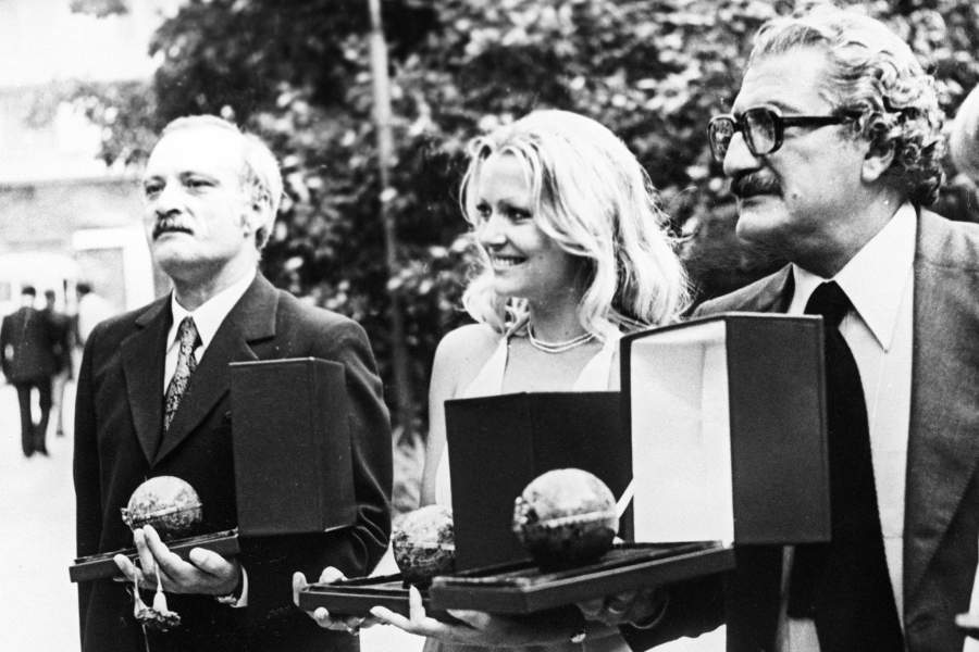 Золотые призеры Х Московского международного кинофестиваля (слева направо): режиссер Георгий Данелия (СССР), киноактриса Агнес Банфалви (Венгрия) и режиссер Хуан Антонио Бардем (Испания)