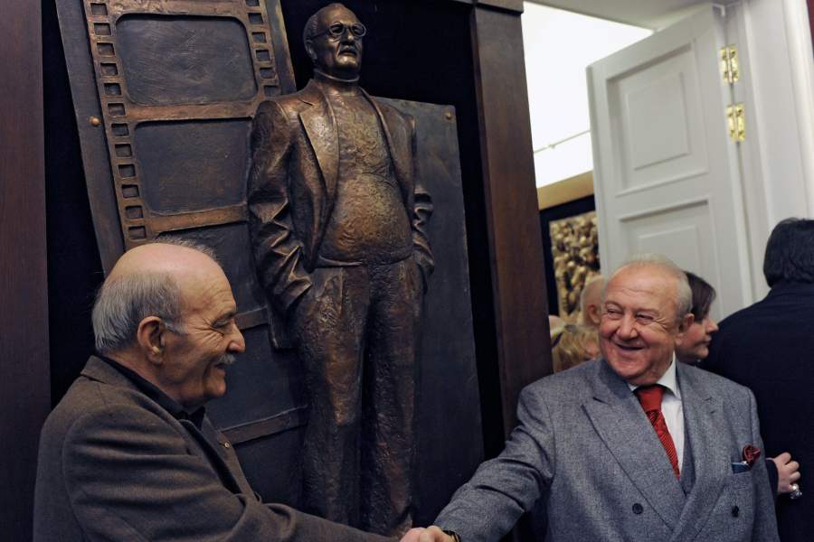 Президент Российской академии художеств, народный художник РФ Зураб Церетели и кинорежиссер Георгий Данелия (справа налево) во время презентации новых работ З. Церетели цикла "Мои современники"