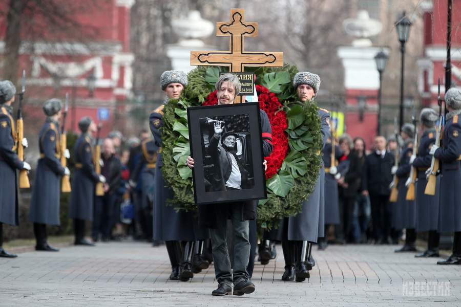 Актер Кирилл Пирогов на церемонии прощания с режиссером Георгием Данелией на Новодевичьем кладбище в Москве