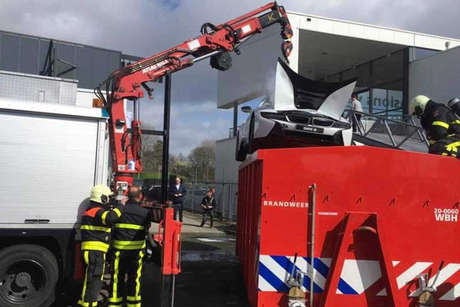 Пожарные в Нидерландах погружают в емкость с водой задымившийся спорткар BMW i8