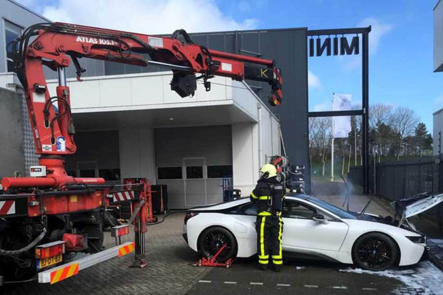 Пожарные в Нидерландах погружают в емкость с водой задымившийся спорткар BMW i8