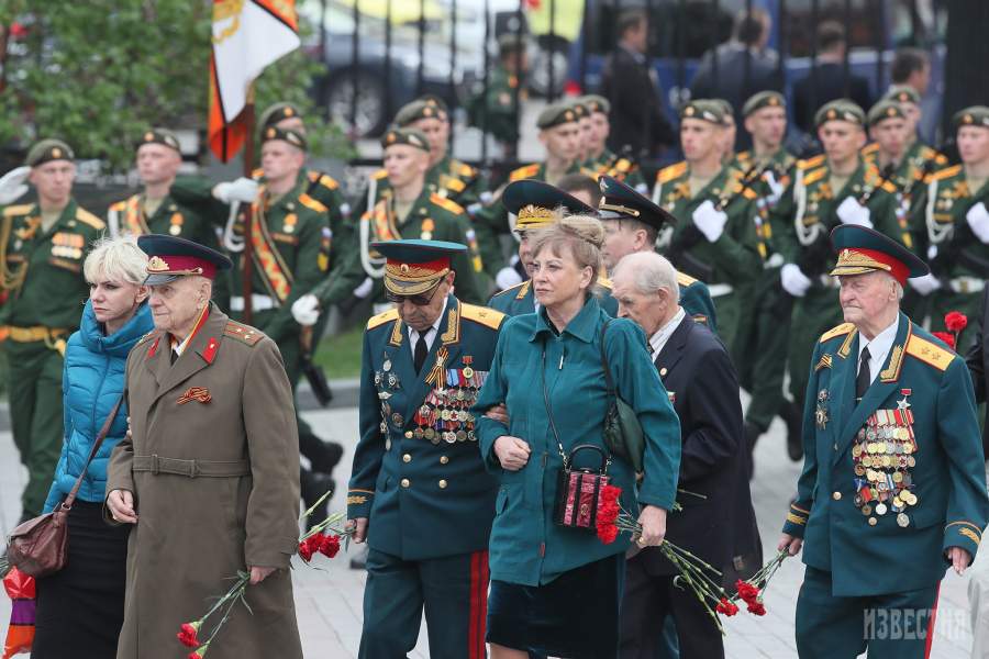Церемония возложения цветов к Могиле Неизвестного солдата в Александровском саду