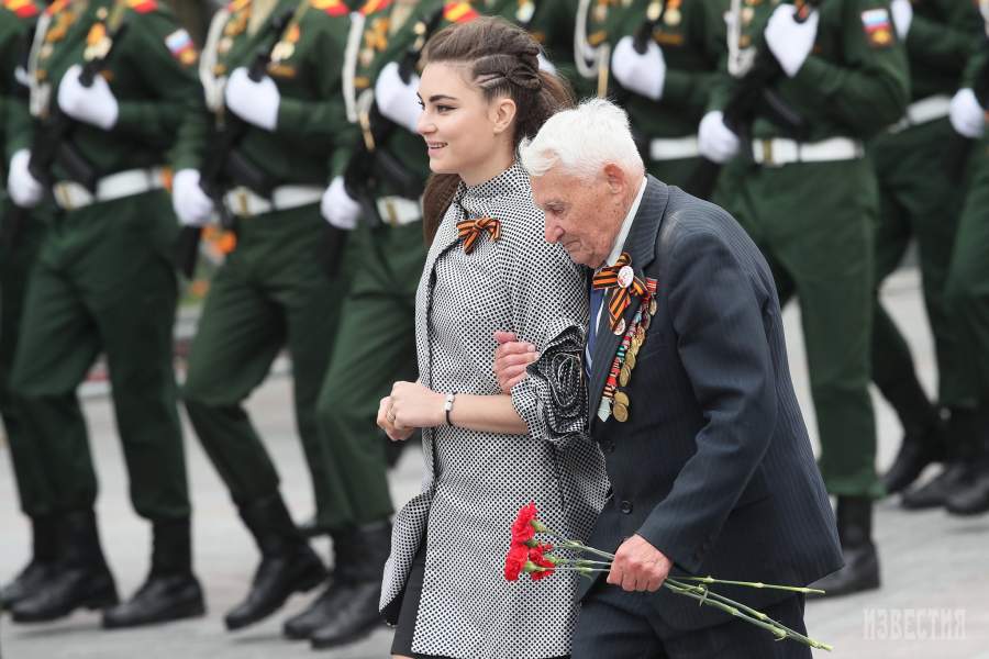 Церемония возложения цветов к Могиле Неизвестного солдата в Александровском саду