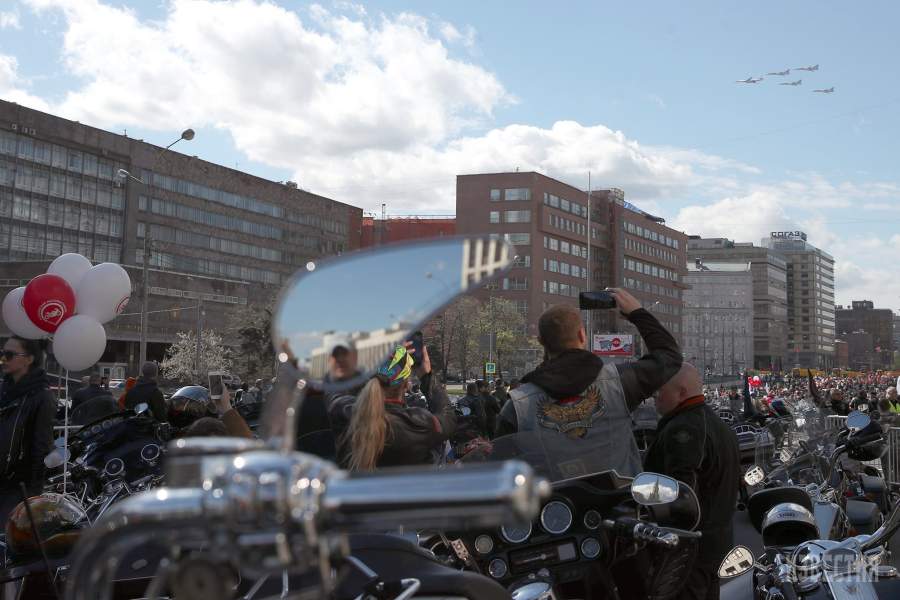 Участники весеннего мотофестиваля наблюдают над пролетом авиации, участвующей в репетиции парада Победы, посвященного 74-й годовщине победы в Великой Отечественной войне
