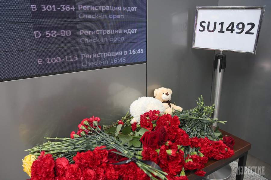 Цветы в аэропорту Шереметьево в память о жертвах аварийной посадки самолета компании Sukhoi Superjet 100