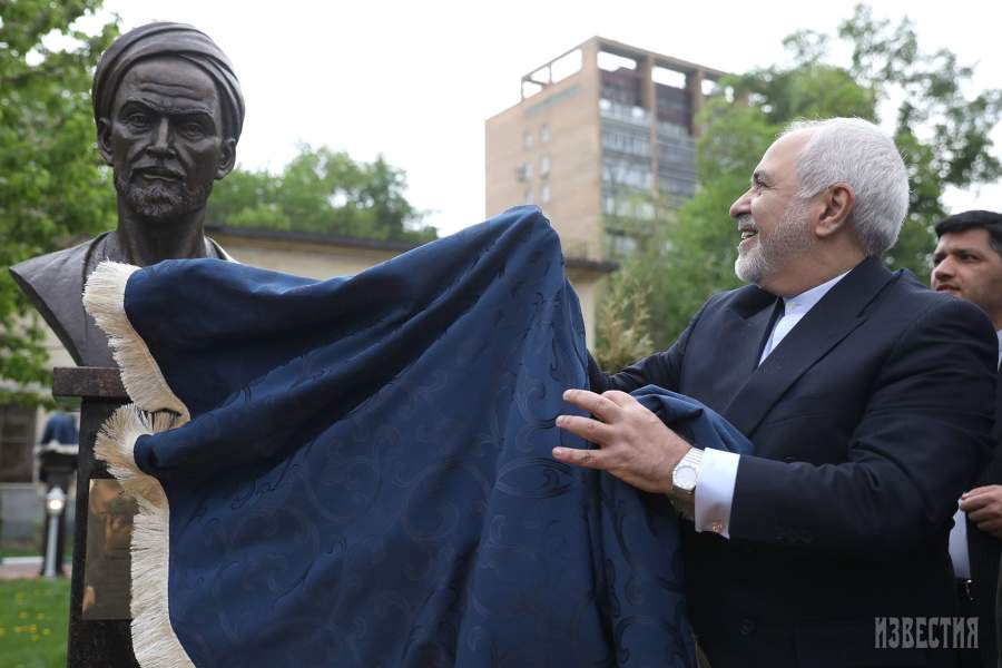 Министр иностранных дел Ирана Джавад Зариф открывает памятник на территории посольства Ирана в Москве