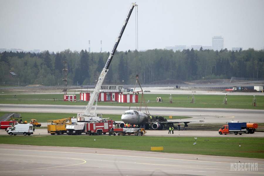 Обгоревший фюзеляж самолета Sukhoi Superjet 100 на летном поле в аэропорту Шереметьево