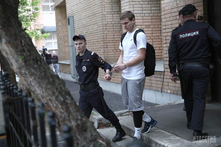 Футболист Александр Кокорин, признанный виновным в хулиганстве и побоях, после оглашения приговора в Пресненском суде города Москвы