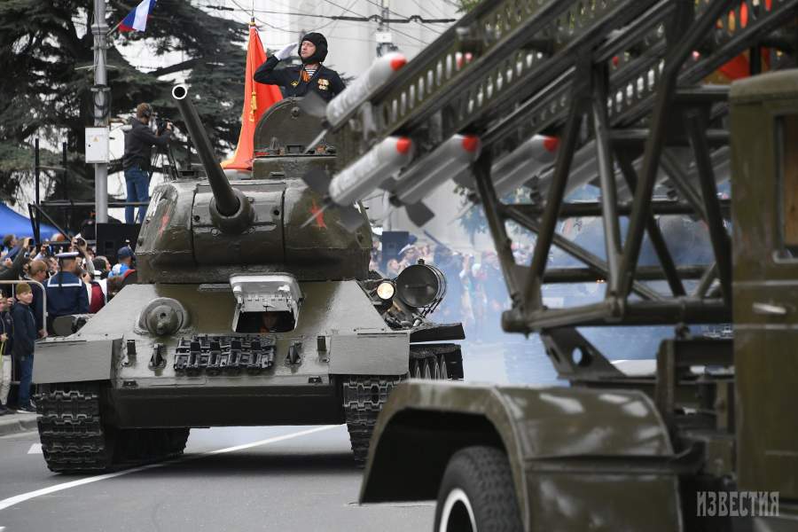 Танк Т-34-85 на военном параде в Севастополе, посвященном 74-й годовщине Победы в Великой Отечественной войне