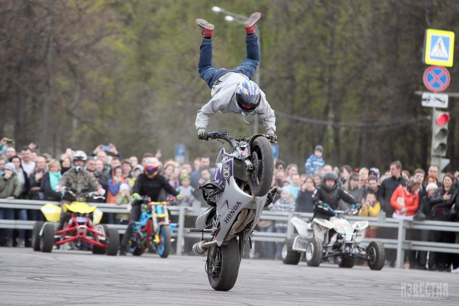 Байкерское шоу на Воробьевых горах во время открытия мотосезона «Ночных волков»