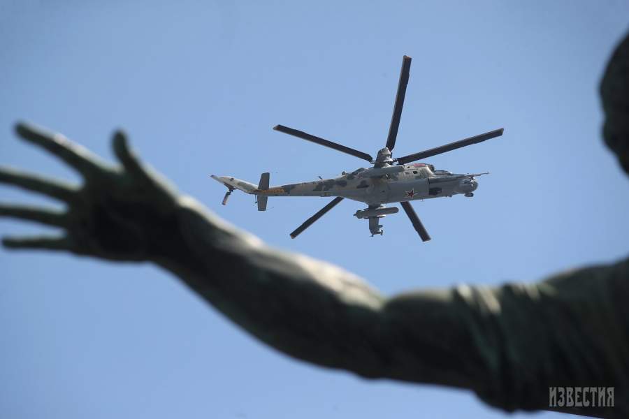 Вертолет Ми-24 на генеральной репетиции военного парада на Красной площади, посвященного 74-й годовщине Победы в Великой Отечественной войне