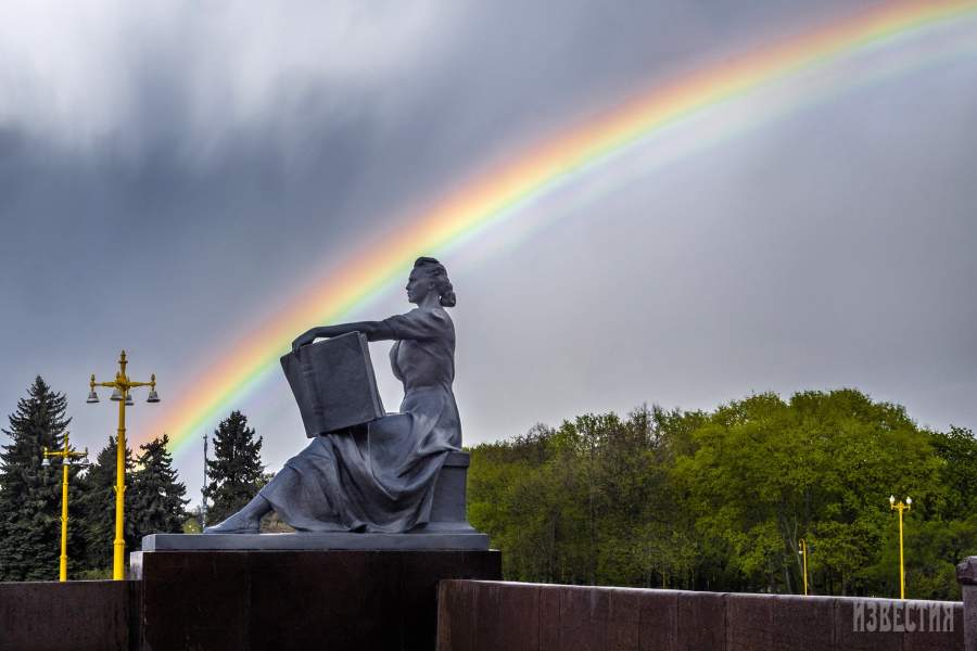 Радуга над зданием МГУ в Москве