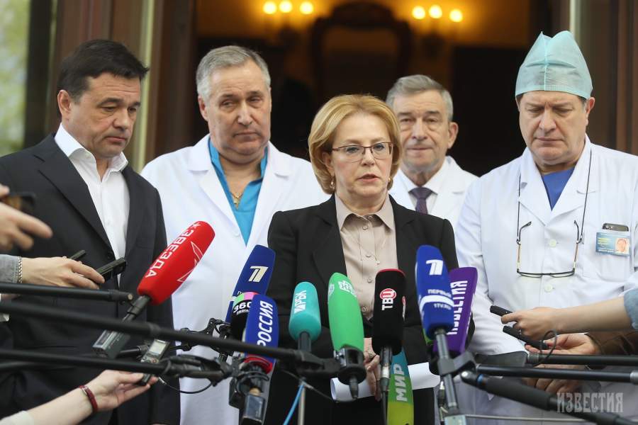 Губернатор Московской области Андрей Воробьев, министр здравоохранения РФ Вероника Скворцова и директор Национального медицинского исследовательского центра хирургии им. А.В. Вишневского Амиран Ревишвили (слева направо) отвечают на вопросы журналистов у здания института, куда поступили пострадавшие в результате аварийной посадки самолета компании Sukhoi Superjet 100 в Шереметьево