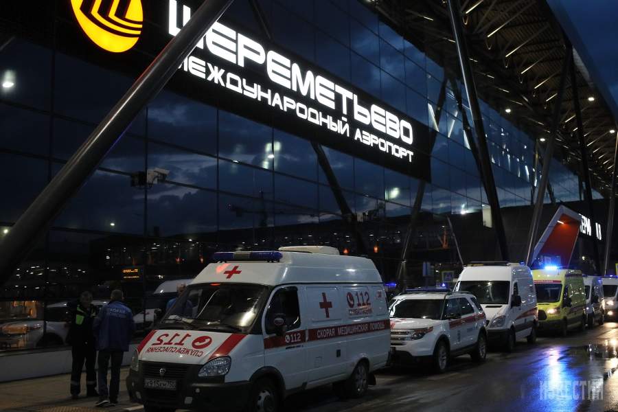 Автомобили скорой помощи в аэропорту Шереметьево, где потерпел крушение самолет Sukhoi Superjet 100 