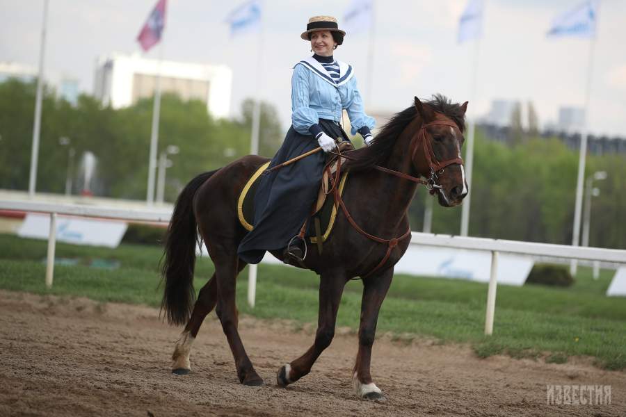 Наездница в историческом костюме на Центральном Московском ипподроме, где 5 мая открылся юбилейный 185-й скаковой сезон