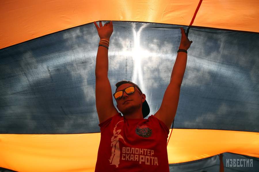 Участник волонтерской роты «Боевого Братства» во время патриотической акции «Лента победы», посвященной 74-й годовщине Победы, у Останкинской башни