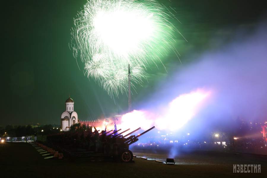 Праздничный салют на Поклонной горе, посвященный 74-й годовщине Победы в Великой Отечественной войне