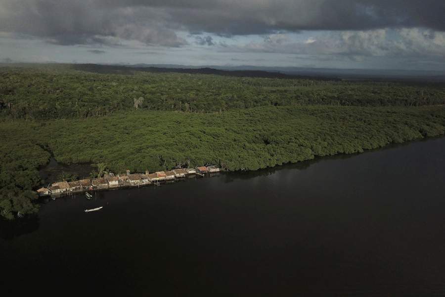 Повышение уровня воды является признаком глобального потепления, которое также вызывает повышение температуры воды, что приводит к гибели некоторых морских обитателей. Эти изменения, в свою очередь, угрожают примерно дюжине семей в деревне, которые зависят от прибрежной экосистемы